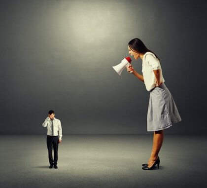 suuri nainen huutaa pienelle miehelle