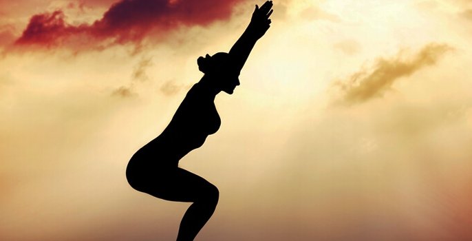 nainen harrastaa taijita taivaalla