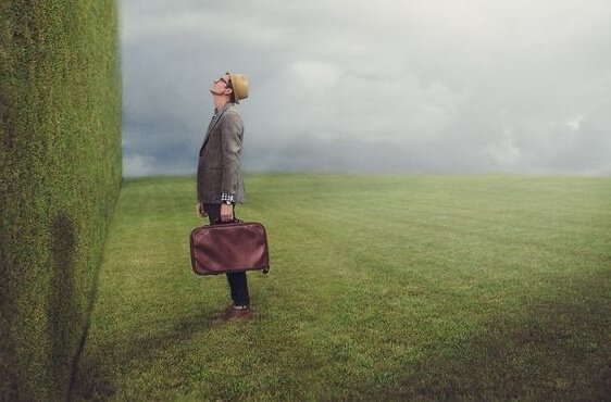 mies korkean puskan edessä