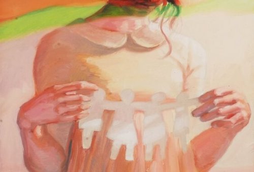 tyttö on leikannut paperista ihmisiä