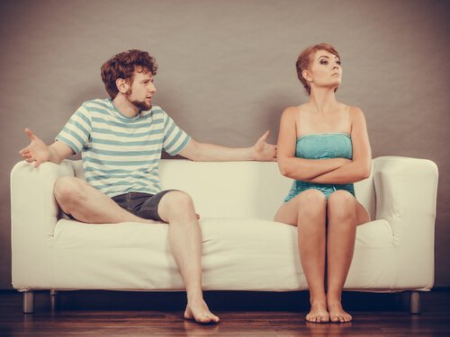 sohvalla riitelevä pariskunta