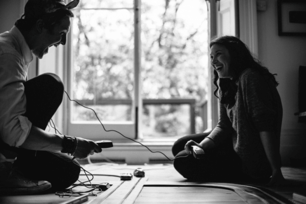 nainen ja mies leikkivät