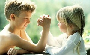 Kuinka vanhemmat sisarukset ovat samaan aikaan supersankareita ja parhaita ystäviä