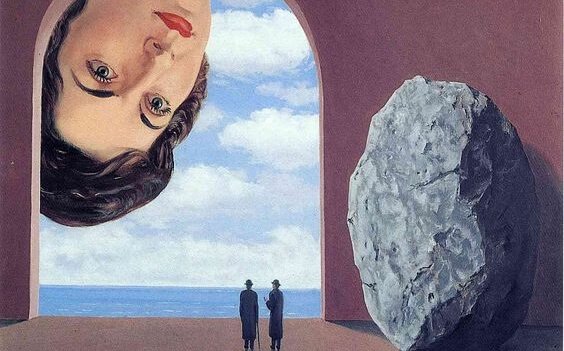 suuri naisen pää katsoo alas kahta pientä miestä