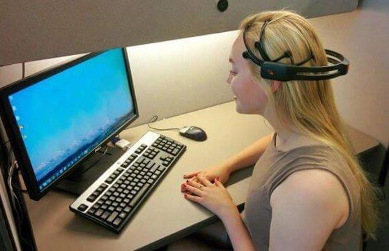 nainen ja neurofeedback -testit