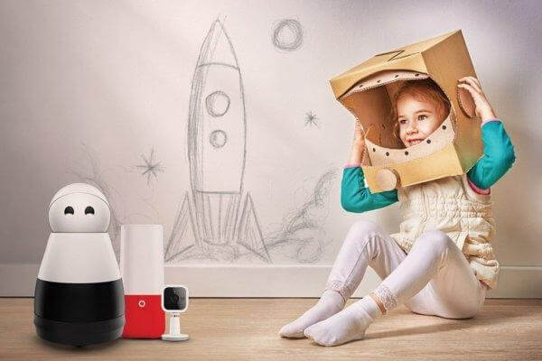 lapsi leikkii astronauttia