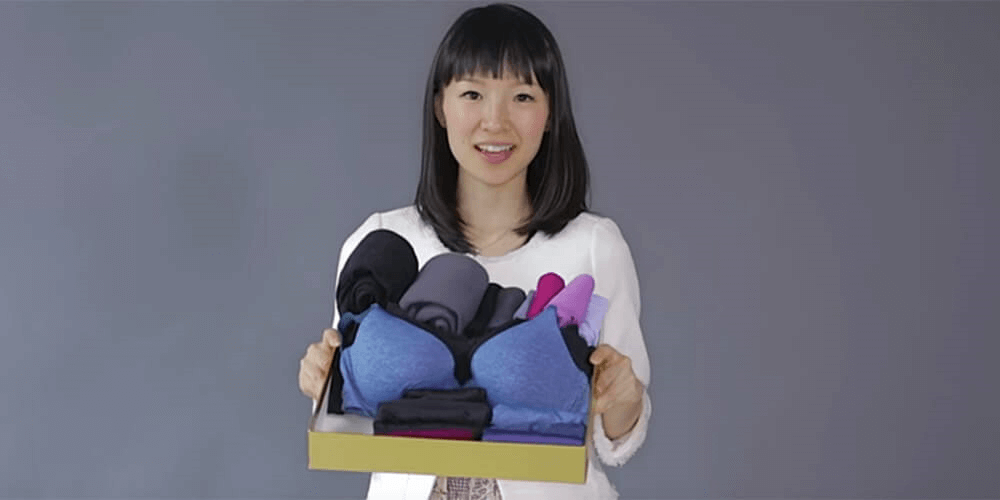marie kondo ja pino vaatteita