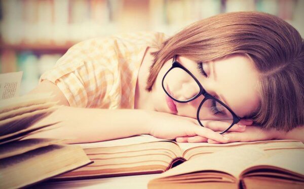 tytön täytyy nukkua kesken lukemisen