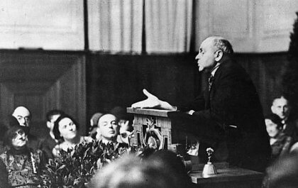 Alfred Adler puhujanpöntössä