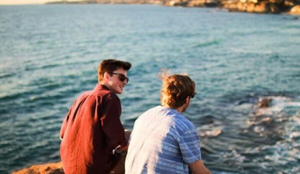 miehet lomalla yhdessä