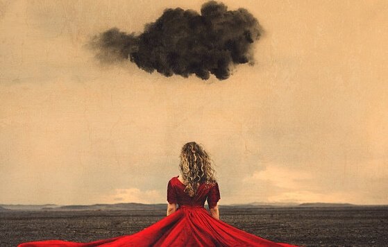 nainen punaisessa mekossa ja musta pilvi