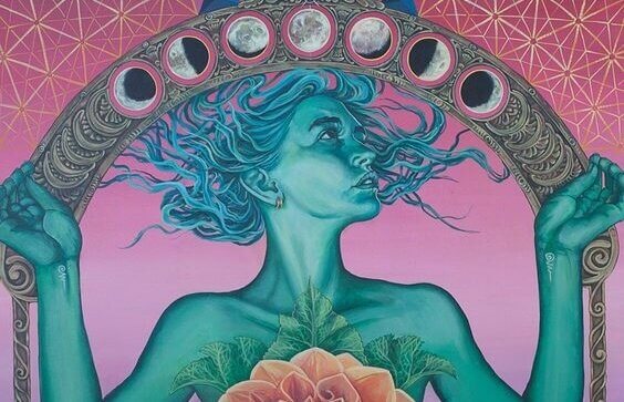 nainen kannattelee kuun eri vaiheita