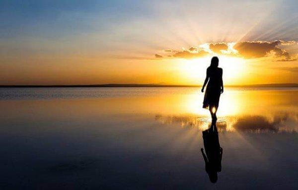 kävele auringonlaskussa positiivisen energian palauttamiseksi