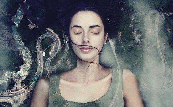 jättiläisnainen makaa maassa