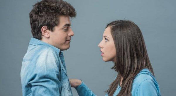 ihmiset voivat manipuloida meitä tekeytymällä tyhmäksi