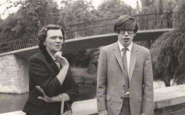 Stephen Hawking nuorena äitinsä kanssa
