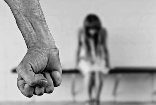 väkivallan tyypit: fyysinen tai lapsiin kohdistuva