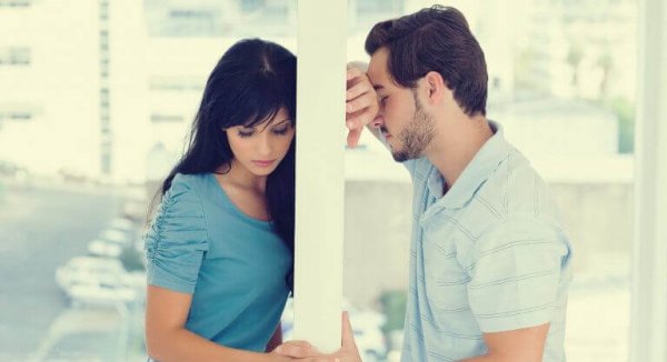 pariskunta omilla puolillaan