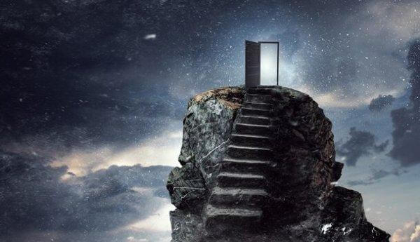 rappuset vievät kallion päällä olevaan oveen