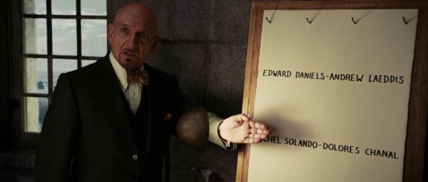 Sairaalan johtaja elokuvassa Suljettu saari