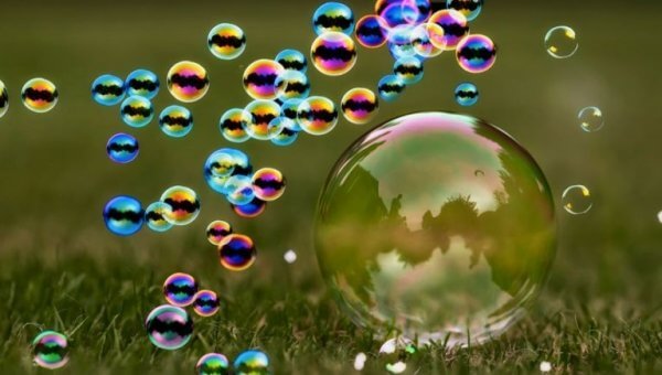 iso ja pienet saippuakuplat