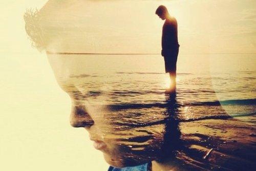 apea mies seisoo vedessä