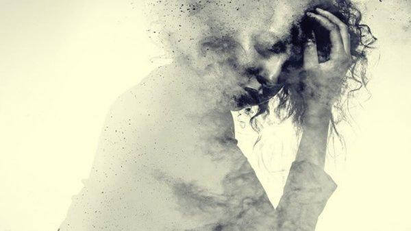 nainen masennuksen kourissa