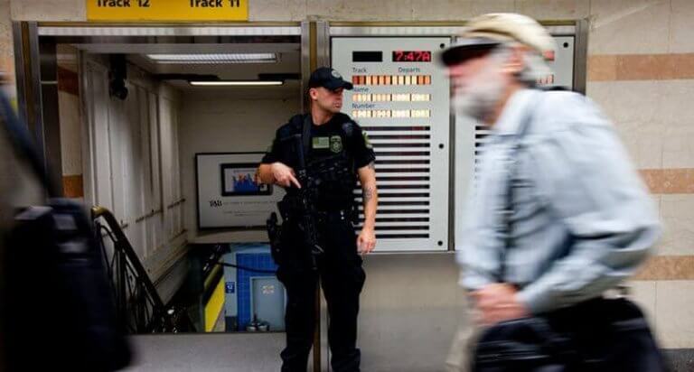 poliisi metroasemalla