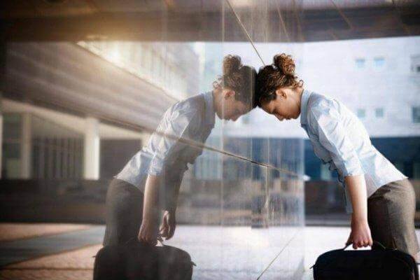 nainen hakkaa päätään seinään