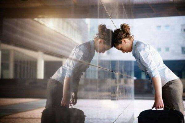 nainen hakkaa päätään seinään