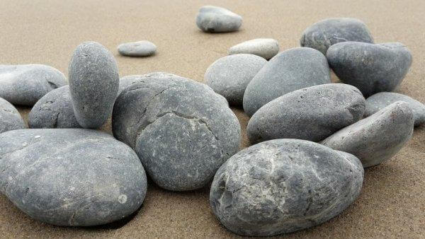 kasa kiviä hiekalla