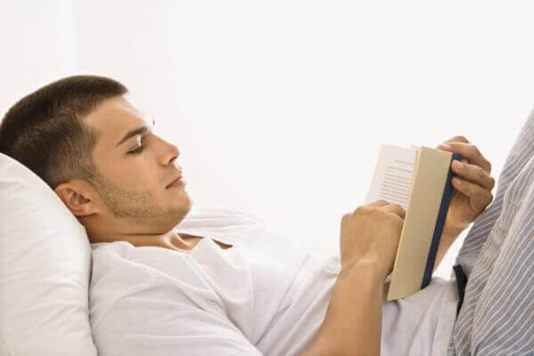 mies lukee ennen nukkumaanmenoa