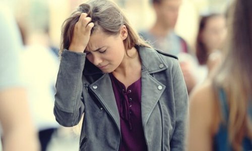 ahdistunut nainen ihmisjoukossa