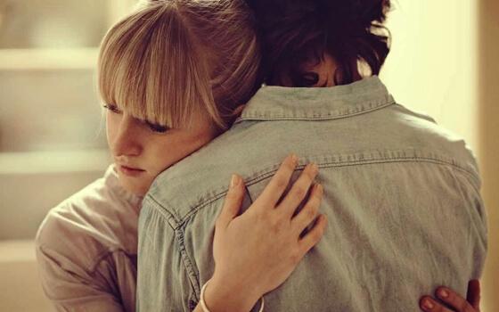 epävarma kiintymys saa pitämään kumppanista kiinni kynsin hampain