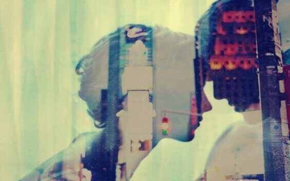 miehen ja naisen siluetissa on kaupunki