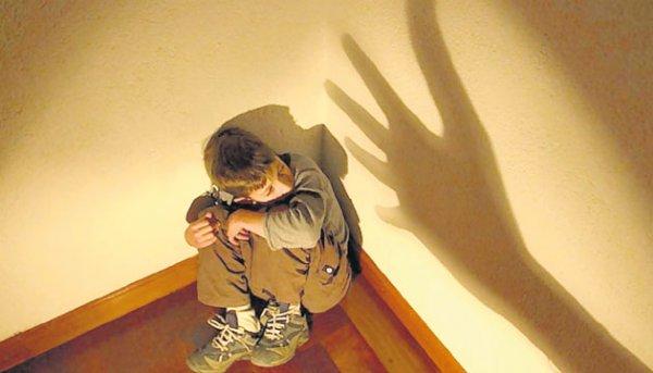 varjokäsi tavoittelee poikaa