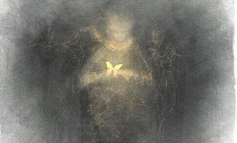 kannattelee perhosta pimeässä