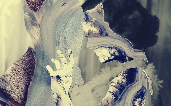 kaksi hahmoa syleilemässä