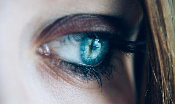 naisen sininen silmä