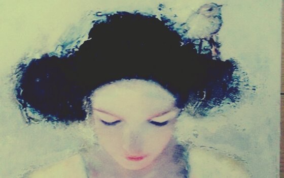 naisen päässä on lintu