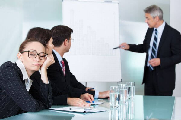 nainen nukahtaa kokouksessa