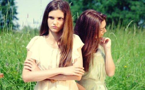 kaksi tyttöä mököttää