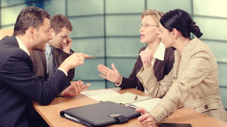 Itsevarma välinpitämättömyys väittelytilanteessa