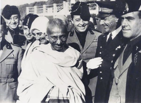 gandhi ihmisten ympäröimänä