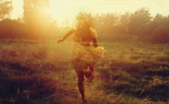 naisen varjo juoksee maastossa
