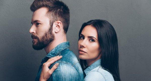 nainen halaa miestä takaa