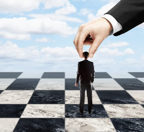 autoritaariset ihmiset pelaavat shakkia muilla ihmisillä