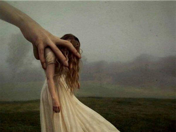 suuri käsi vie tyttöä