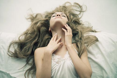 nainen nautinnon kourissa