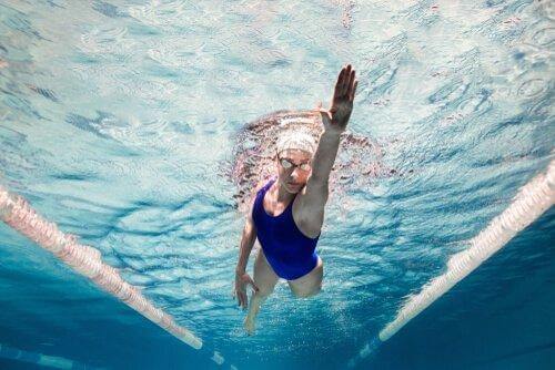 nainen ui uima-altaassa